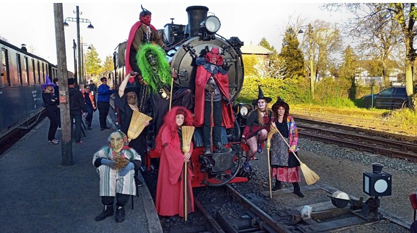 Hexen- und Teufelsvolk erobern die Dampflok der Bergwerksbahn,  (Foto: Foto: Marco Zeddel (MBB))