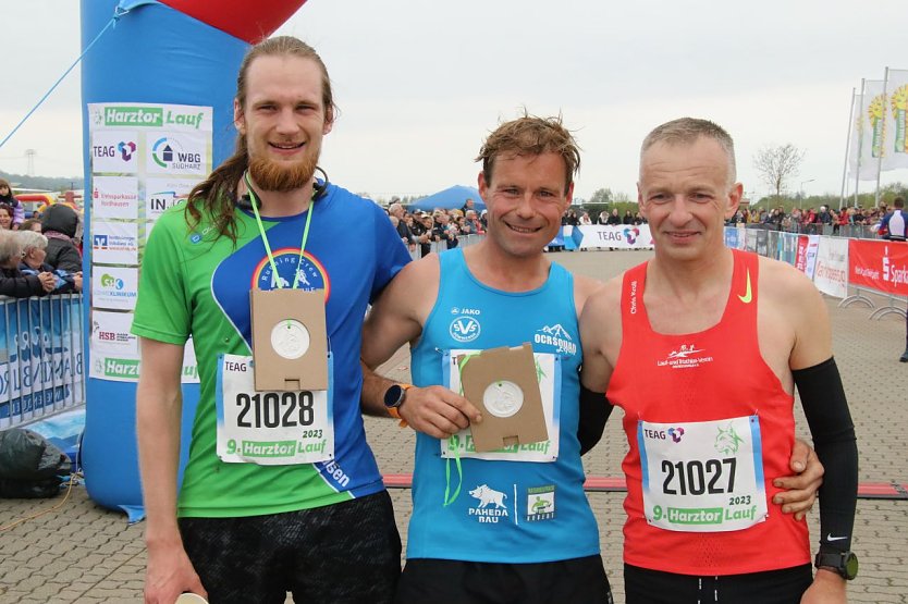 Die Sieger beisammen: Auf Platz 1 Daniel Greiner (Mitte), Platz zwei Chris Kroll (rechts) und der Dritte Avid Paul Meinhardt (links) (Foto: agl)