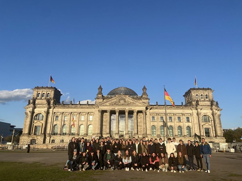 Schüler der Klasse 9 vor dem Bundestag  (Foto: Lehrer Benedikt Hentschel)