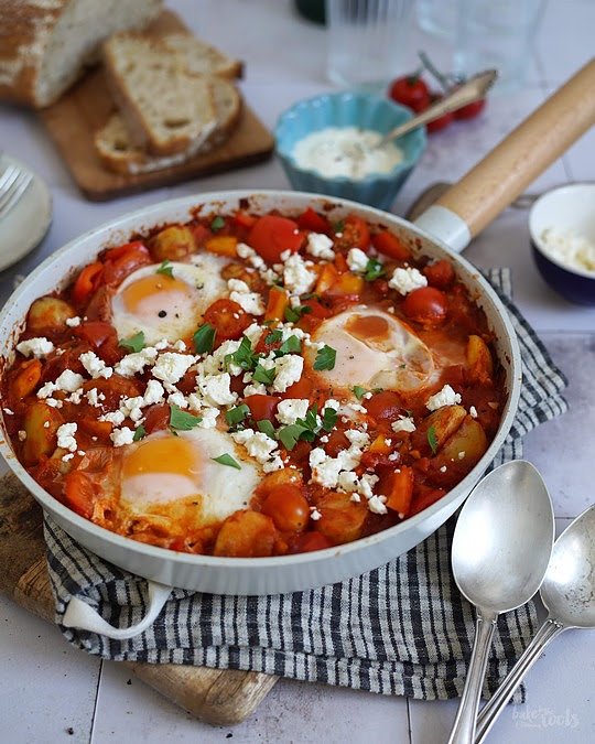 Shakshuka mit Kartoffeln und Feta: Der Frühstücks-Klassiker in Israel (Foto: die-kartoffel.de/MarcKromer)