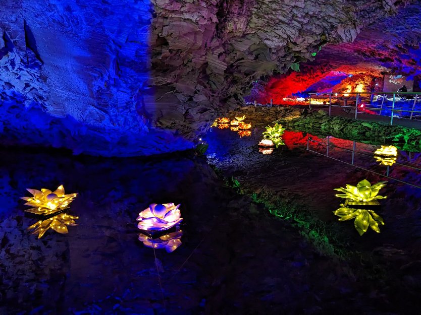 Lichterwelten in der Barbarossahöhle (Foto: Gemeinde Kyffhäuserland)
