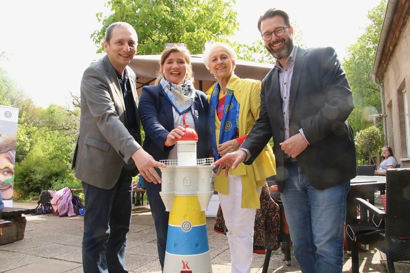 v.l.: Hausherr Gerd Bufe, die Projektleiterinnen Sandra Brandau und Renate Thost-Stetzler von Inner Wheel und der Geschäftsführer des Vereins Kinderlachen, Marc Peine (Foto: agl)