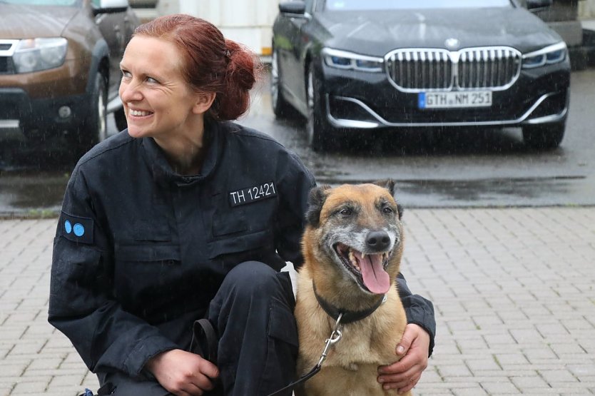 Polizeihauptkommissarin Katja Aumann und Schutzhündin a. D. "Pepsi" (Foto: agl)