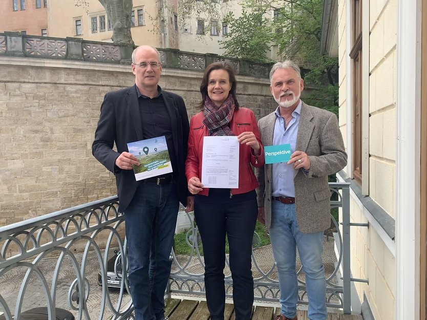 Landrat Jendricke (LK Nordhausen), Landrätin Hochwind-Schneider (Kyffhäuserkreis) und Landrat Zanker (Unstrut-Hainich-Kreis) mit dem aktuellen Förderbescheid  (Foto: Julia Pietsch)