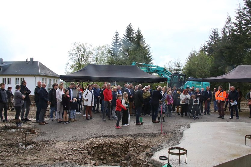 Noch dominieren Schlamm und Beton - die Schaulustigen hielt's trotzdem nicht ab (Foto: agl)