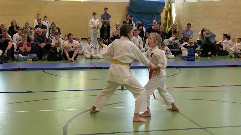 Mia Thon und Magdalena Aurin zeigten ihr Können (Foto: Karate Do Kwai)