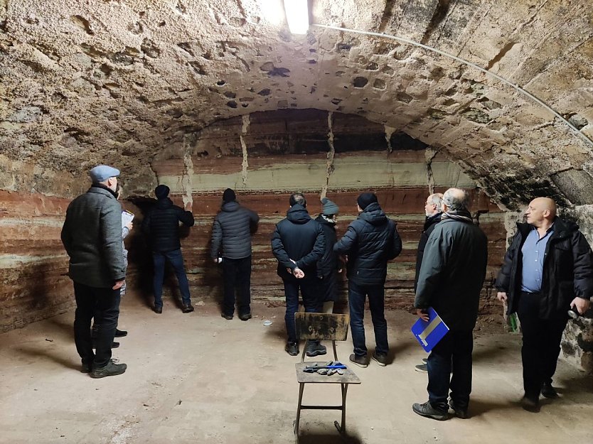 Das Planungsteam begutachtet die Gründungsverhältnisse und den anstehenden Felsen unter den ältesten Schlossflügeln von Schloss Sondershausen (Foto: STSG, Jana Lorenz)