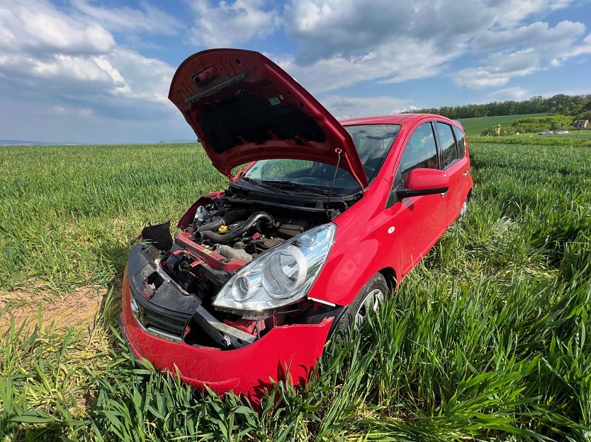 Unfallfahrzeug auf dem Feld (Foto: S. Dietzel)