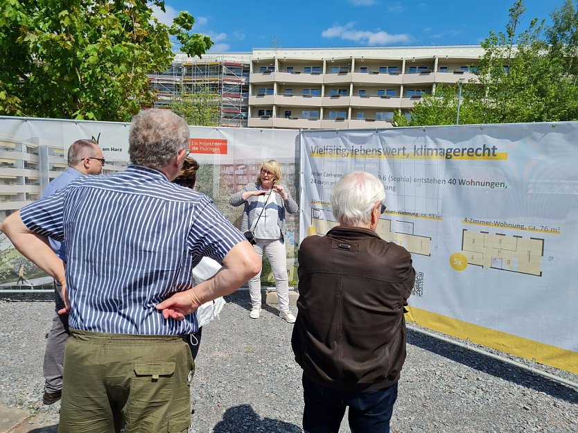 SWG-Geschäftsführerin Inge Klaan erläuterte interessierten Teilnehmern des Baustellengesprächs das Wohnprojekt Ossietzky-Hof (Foto: SWG Nordhausen/Susanne Schedwill)