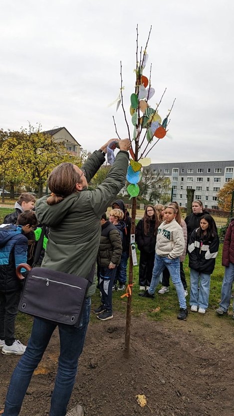Mit der Baumpflanzung im November wollte man auch ein Zeichen für Verständigung setzen (Foto: Regelschule Petersberg)