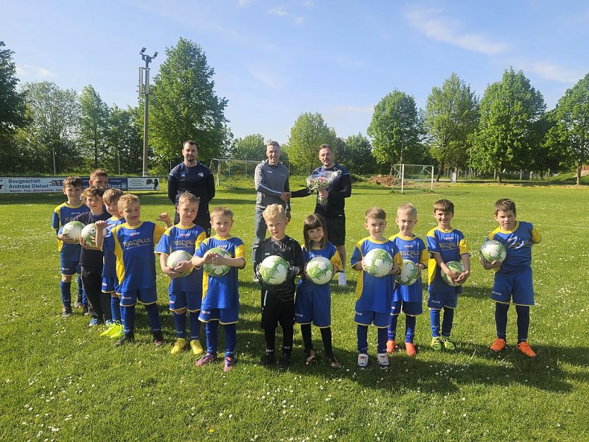 Freude über neue Trainingsbälle bei den F-Junioren der Spielvereinigung Auleben/Görsbach (Foto: Franziska Bernsdorf, Stadtwerke)