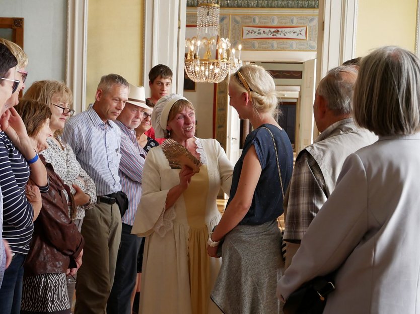 Kostümiert durch's Schloss (Foto: Peter Schmit)