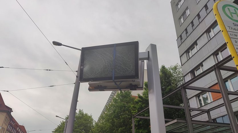 Beschädigte Anzeigentafel in der Töpferstraße (Foto: Peter Blei)