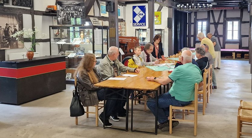 Im Anschluss an die Führung durch die Sonderausstellung konnten die Besucher Fragen beantworten und Preise gewinnen. (Foto: nnz)