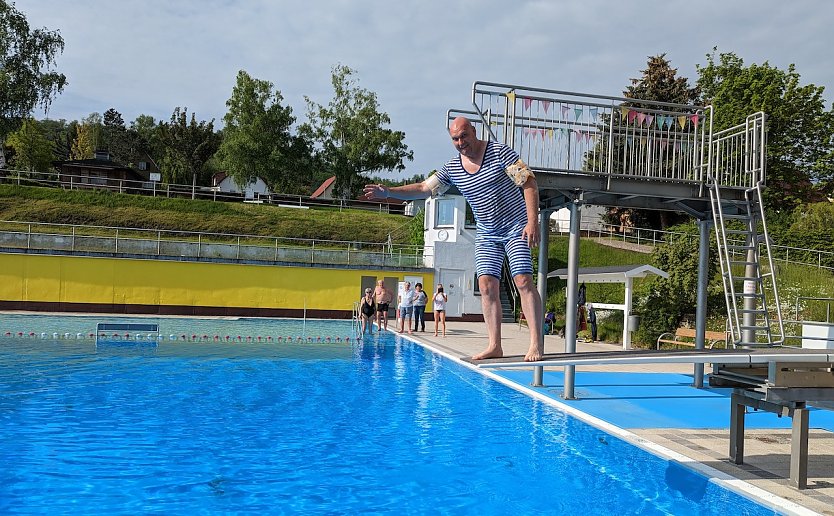 Der Bürgermeister der Stadt Sondershausen, Steffen Grimm, zeigte viel Humor beim Anbaden (Foto: Janine Skara)