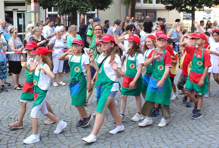 Der Festumzug zum Brunnenfest wird am 11. Juni wieder Alte und Junge in die historische Innenstadt locken (Foto: uhz-Archiv)