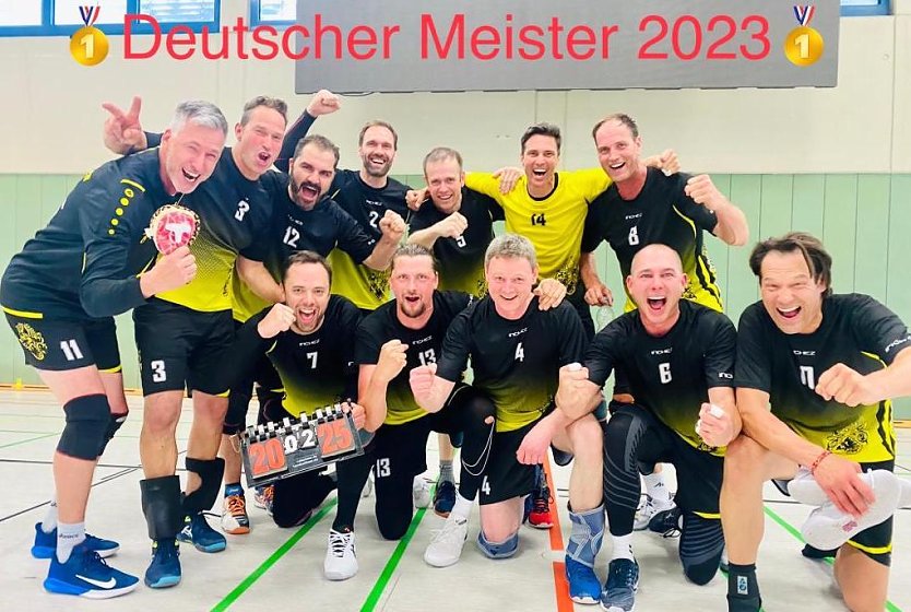 So sehen Deutsche Meister aus: Ü41-Volleyballer des SVC Nordhausen (Foto: D.Rieger)
