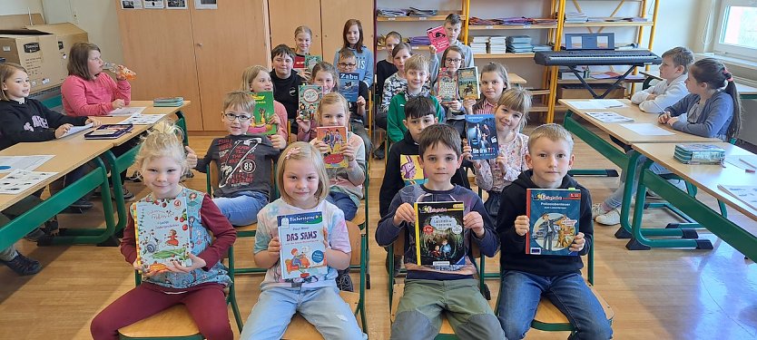 Die Schülerinnen und Schüler freuen sich nach dem Vorlesewettstreit in der Östertal Grundschule  über die gesponserten Bücher vom Buchhändler Rose in Nordhausen (Foto: H. Hambrock-Bartsch)
