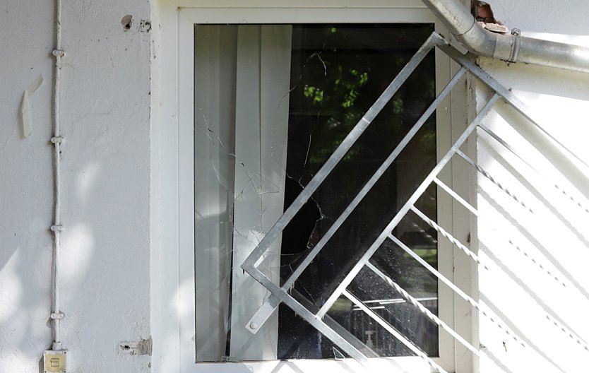 Beschädigtes Fenster in der Geschäftsstelle (Foto: FSV Wacker 90)