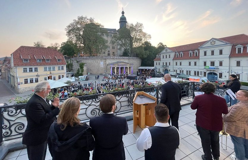 Bürgermeister der Stadt Sondershausen, Steffen Grimm,  eröffnete das Fest vom Balkon des Sondershäuser Rathauses (Foto: Janine Skara)
