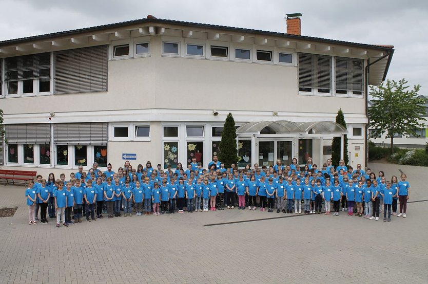 An der Heinz-Sielmann-Grundschule in Niedersachswerfen freut man sich über einen ganzen Schulsatz neuer T-Shirts (Foto: Kerstin Schiller-Benkstein)