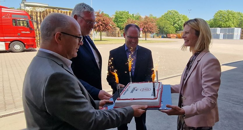 Eine Geburtstagstorte der Stadt Nordhausen übergab Bürgermeisterin Alexandra Rieger (Foto: nnz)