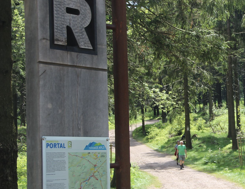 er Rennsteig bietet 168 Kilometer Wandervergnügen, wer die gesamten rund 8600 Kilometer Waldwanderwege in Thüringen abwandern will, muss rund ein Jahr einplanen    (Foto: Dr. Horst Sproßmann)