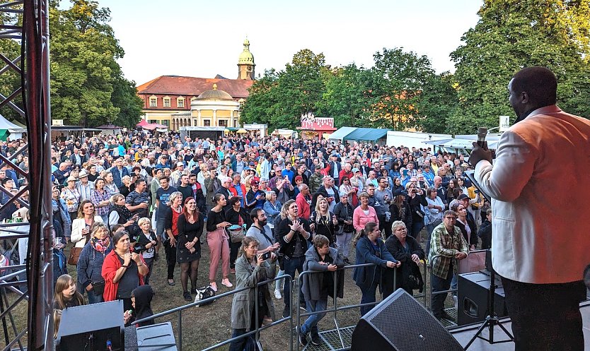 Nicht nur der Tenor Marvin Scott begeisterte ein riesiges Publikum beim Residenzfest in Sondershausen, mit seiner gewaltigen Stimme (Foto: J. Skara)