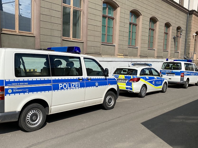 Bundespolizeifahrzeuge am Erfurter Hauptbahnhof (Foto: oas)