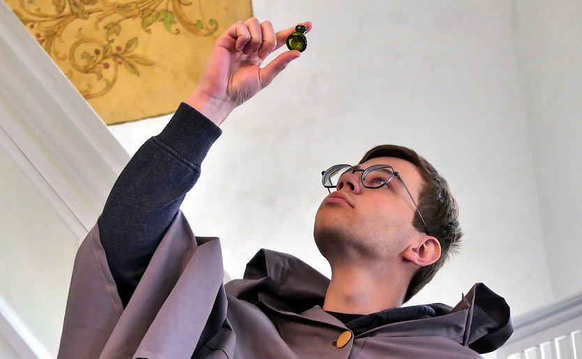 Pilger Nikolaus, alias Student Niklas Wernicke, freut sich, dass er nun endlich wieder seine Salböl-Flasche in Händen halten kann. (Foto: R.Englert)