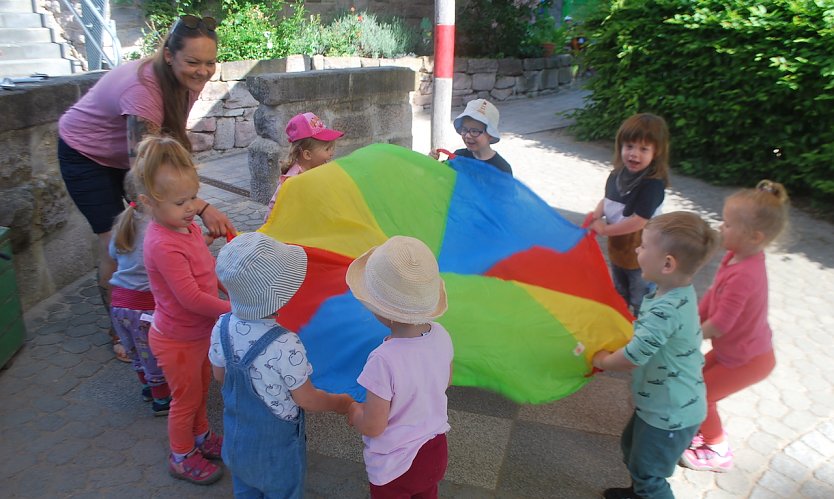 Kindertag in der Kindervilla in Bad Frankenhausen. Viel Spaß hatten die Kinder mit dem bunten Schwungtuch (Foto: Katrin Milde)