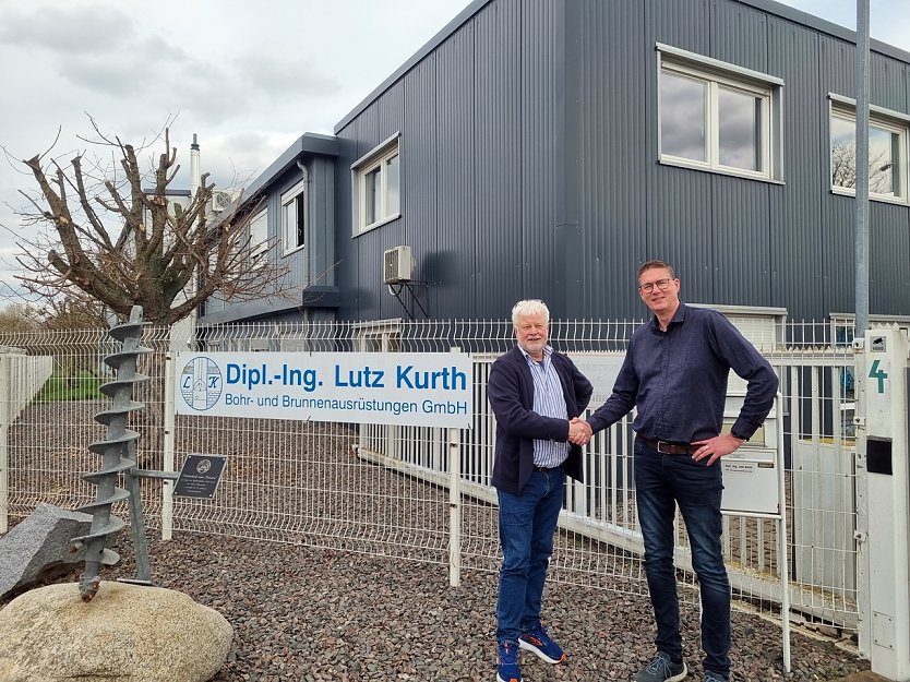Lothar Kaufhold (rechts) ist neuer Geschäftsführer (Foto: Lutz Kurth Bohr- und Brunnenausrüstungen GmbH)
