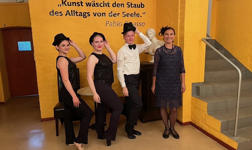 Bereit fürs Rolandsfest: Luisa Radeva (rechts) und ihre Tanzeleven (Foto: H.Wernig)