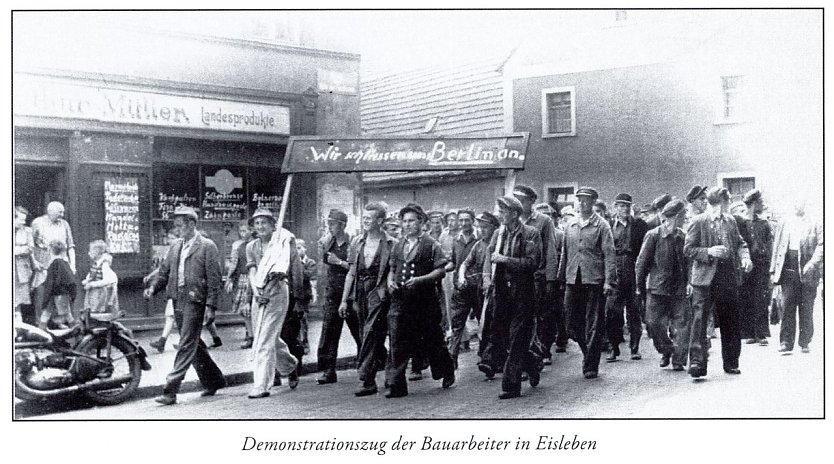 Demonstrationszug der Bauarbeiter in Eisleben (Foto: Lutherstadt Eisleben)