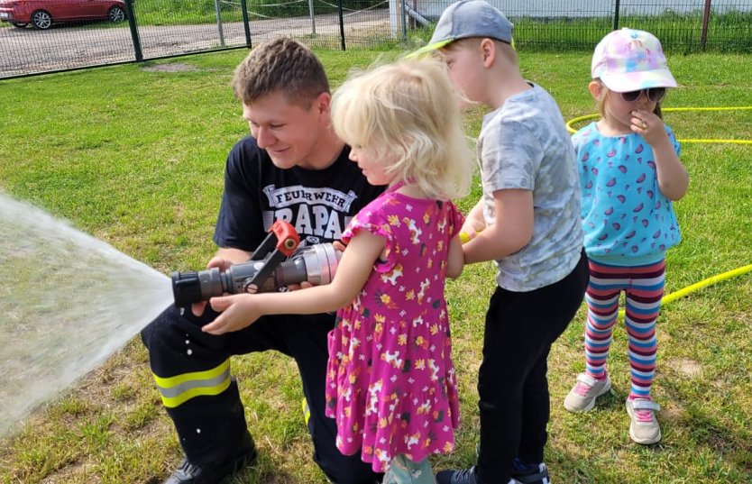Die Feuerwehr fand im Märchenland begeisterte Kinder (Foto: DRK Nordhausen)