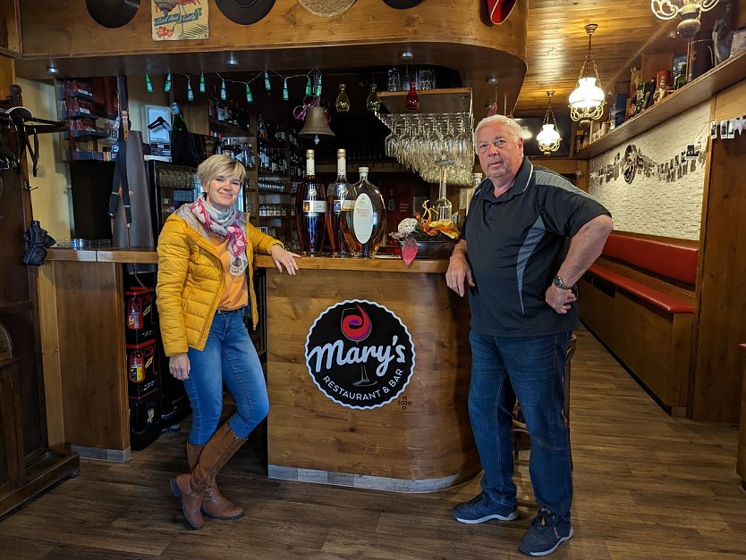 In Marys Bar trifft und feiert Hohenebra: Ortsteilbürgermeister Dieter Kroneberg und Inhaberin Maria Otto (Foto: Janine Skara)