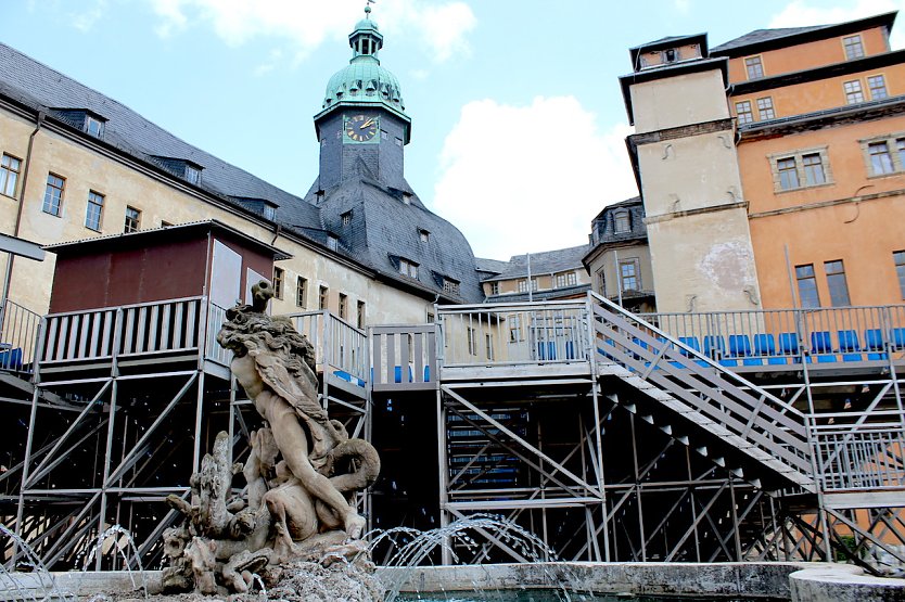 Der Sondershäuser Schlosshof wird für die Schlossfestspiele vorbereitet (Foto: Eva Maria Wiegand)