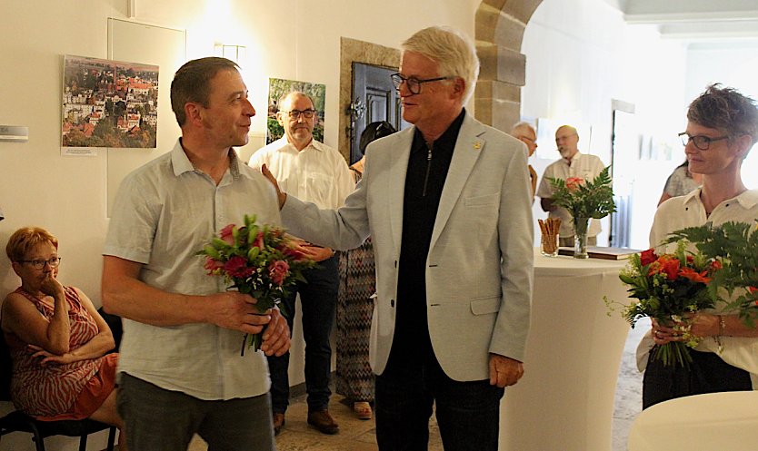 Lars Weingard und Volker Pöhler bei der Vernissage am Samstag im Rathaus (Foto: Eva Maria Wiegand)