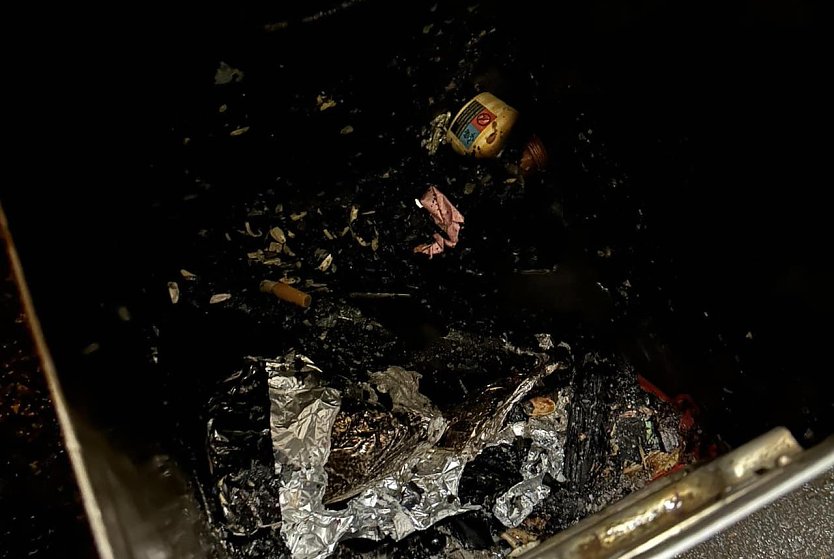 Mülleimer in der Seufzerallee konnte schnell gelöscht werden (Foto: Feuerwehr Bad Langensalza)