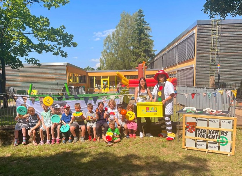 Für die Kinderwelt am Frauenberg gab es jetzt eine "Move it!" Bewegungs-Box aus den Händen der Kreisverkehrswacht (Foto: Kreisverkehrswacht NDH)