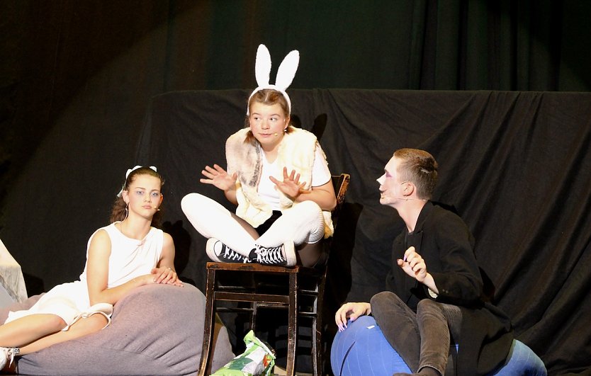 Michelle Fröbe und Erik Paul Baumbach, in der Mitte Giulia Ritter als "White Rabbit" (Foto: Eva Maria Wiegand)