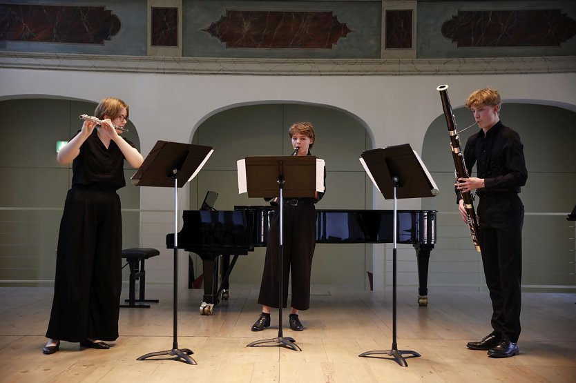 Die zweiten Preisträger in der Kategorie „Holzbläser-Ensembles“: Kira Tarkka (Flöte), Nele Hertha (Klarinette) und Jakob Geiß (Fagott) aus Halle (Saale) (v. l. n. r.)  (Foto: IHK Halle-Dessau/Uwe Köhn)