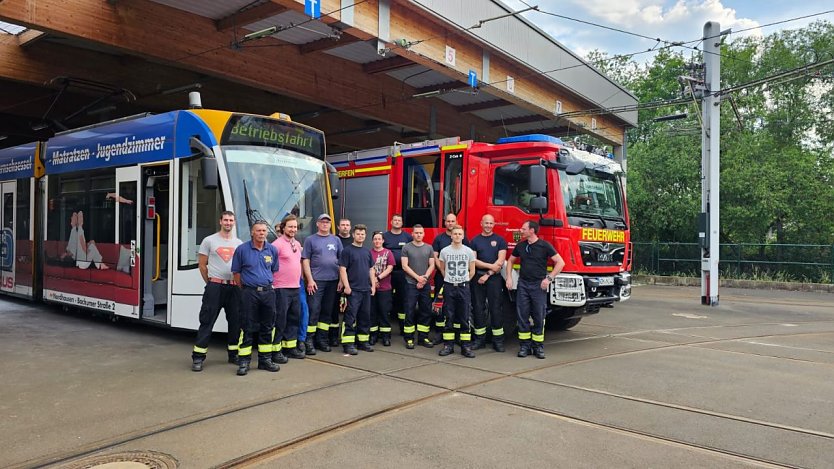 Die Kameraden der Freiwilligen Feuerwehr Niedersachswerfen zu Besuch bei den Verkehrsbetrieben (Foto: Verkehrsbetriebe Nordhausen)