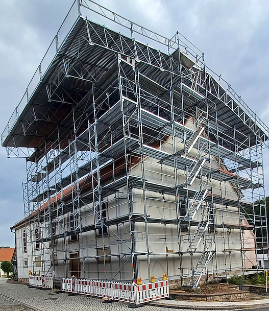 Voll eingerüstet - St. Dionysius in Hundeshagen wird zur Baustelle (Foto: Kath. Kirchengemeinde Teistungen / Tobias Reinhold)