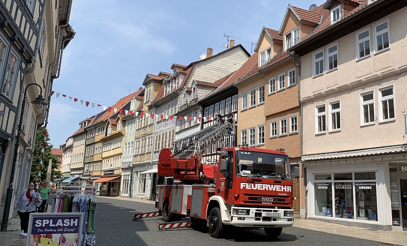 Feuerwehr Bad Langensalza beseitigt die "Festwinpel" in der Innenstadt. (Foto: Eva Maria Wiegand)