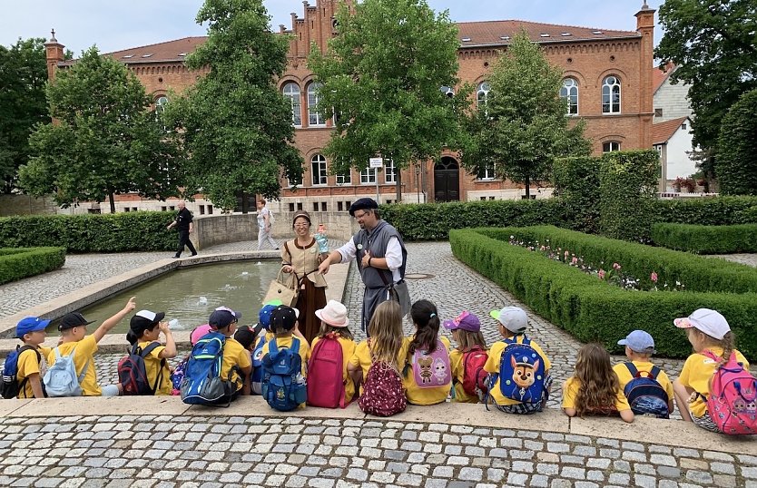 Geschichten für Kindergartenkinder vor dem Friderikenschlösschen Bad Langensalza (Foto: Eva Maria Wiegand)