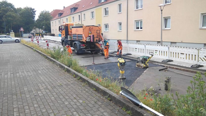 Fleißiges Schaffen lässt in der Wilhelm-Raabe-Straße auf ein baldiges Ende aller Arbeiten in diesem Bereich hoffen. (Foto: Anton Adlerauge)