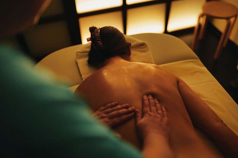 Wellness-Massage in der Friederiken Therme (Foto: Reinigrafie)