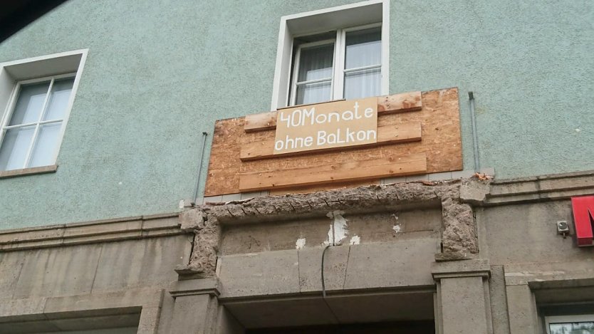 Erinnert sarkastisch an die Durchhalteparolen in DDR-Zeiten: Transparent statt Balkon (Foto: A.Glashagel)