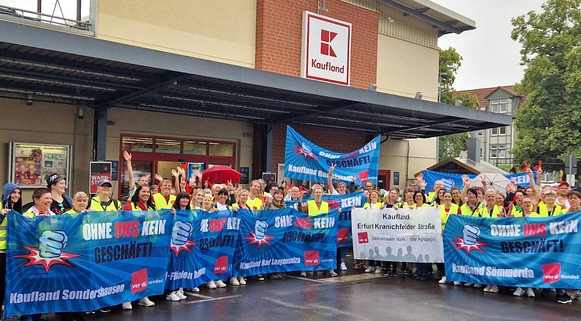 Streikende Mitarbeiter heute Vormittag vor der Kaufland-Filiale in Bad Langensalza (Foto: Tobias Benich)
